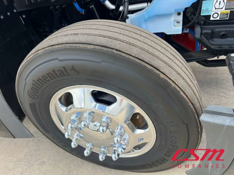Driver side front tire tread for this 2026 Kenworth T680 (Stock number: TJ224831)Weeee