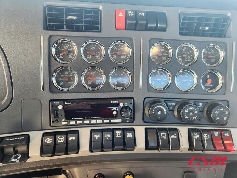 Interior radio and navigation system for this 2026 Kenworth W990 (Stock number: TJ224963)