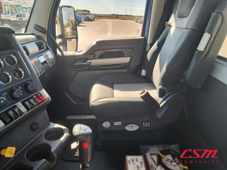 Interior seats for this 2026 Kenworth W990 (Stock number: TJ224963)