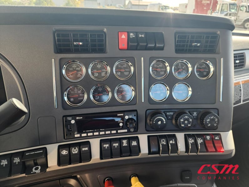Interior radio and navigation system for this 2026 Kenworth W990 (Stock number: TJ224964)