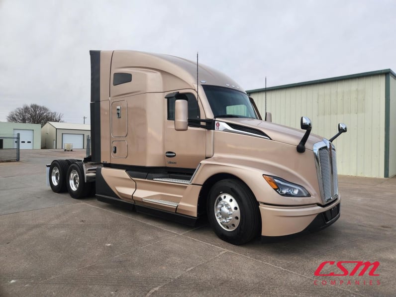 Exterior front passenger side for this 2026 Kenworth T680 (Stock number: TJ226457)Weeee