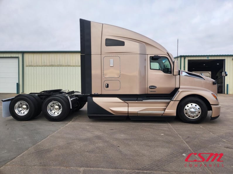 Exterior full passenger side for this 2026 Kenworth T680 (Stock number: TJ226457)Weeee
