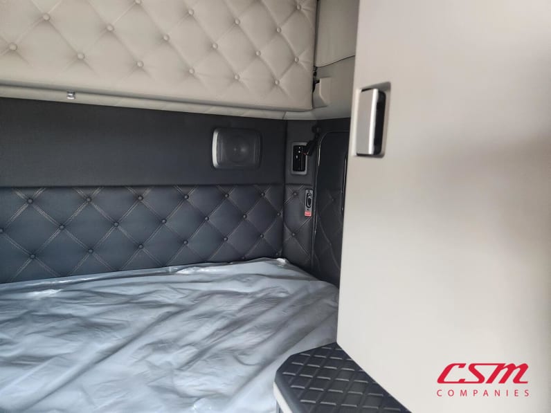 Interior driver side sleeper for this 2026 Kenworth T680 (Stock number: TJ226457)Weeee