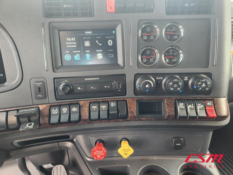 Interior radio and navigation system for this 2026 Kenworth T680 (Stock number: TJ226457)Weeee
