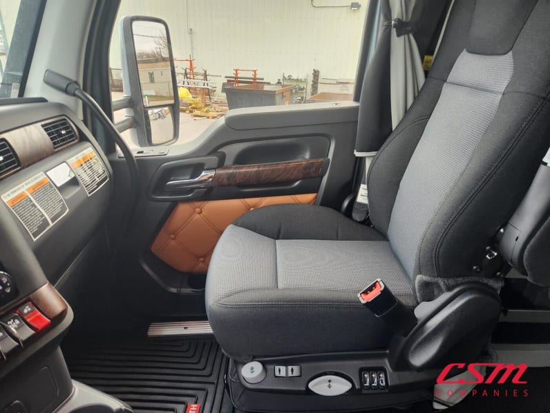 Interior seats for this 2026 Kenworth T680 (Stock number: TJ226457)Weeee