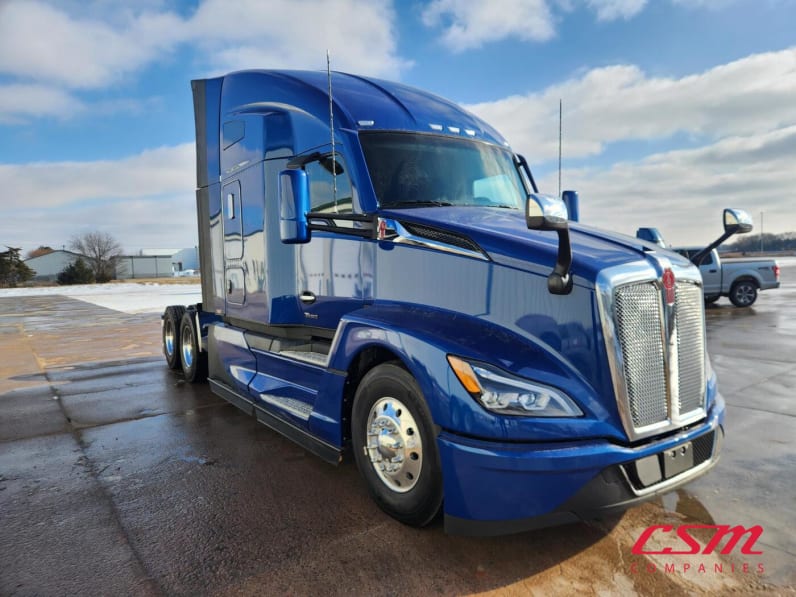 Exterior front passenger side for this 2026 Kenworth T680 (Stock number: TJ226458)