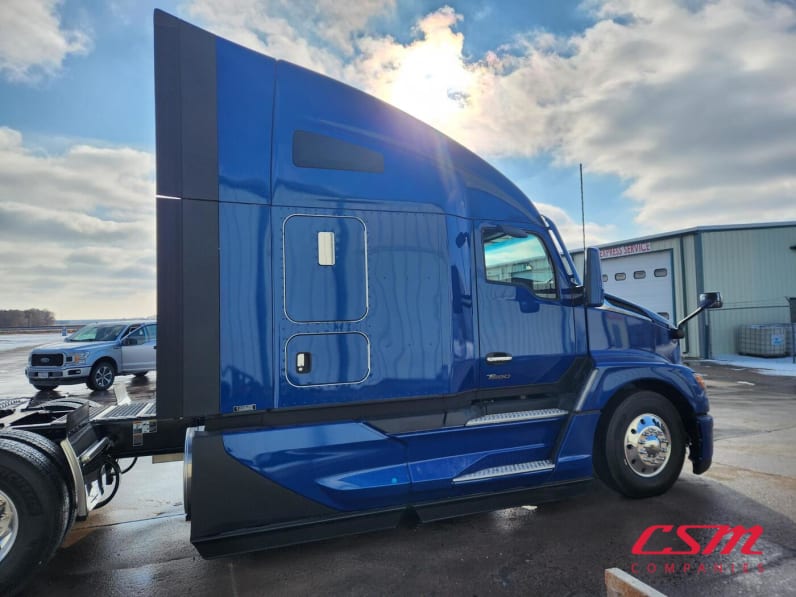 Exterior full passenger side for this 2026 Kenworth T680 (Stock number: TJ226458)