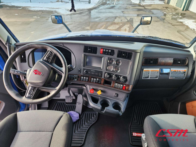 Interior cockpit for this 2026 Kenworth T680 (Stock number: TJ226458)