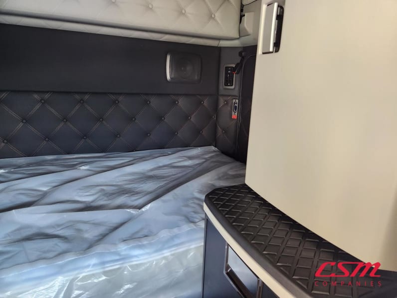 Interior driver side sleeper for this 2026 Kenworth T680 (Stock number: TJ226458)