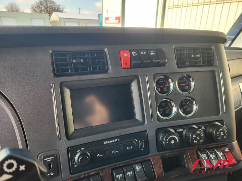 Interior radio and navigation system for this 2026 Kenworth T680 (Stock number: TJ226458)