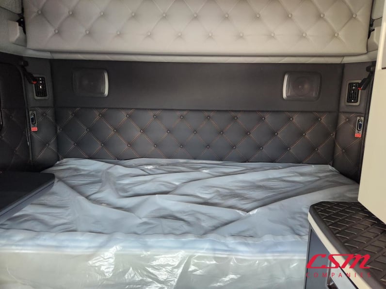Interior wide sleeper view for this 2026 Kenworth T680 (Stock number: TJ226458)