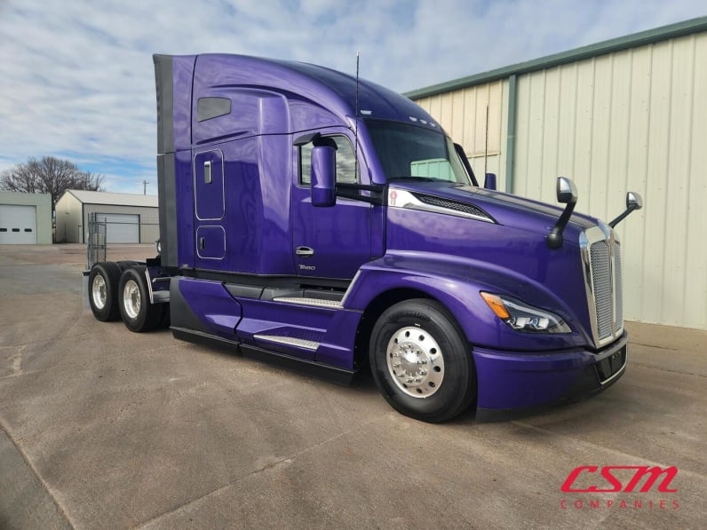 Exterior front passenger side for this 2026 Kenworth T680 (Stock number: TJ226459)Weeee