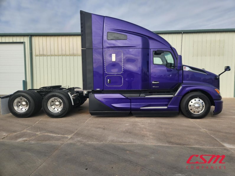 Exterior full passenger side for this 2026 Kenworth T680 (Stock number: TJ226459)Weeee