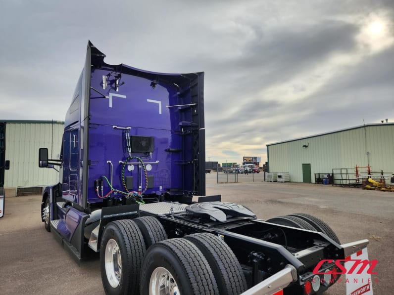 Exterior rear driver side for this 2026 Kenworth T680 (Stock number: TJ226459)Weeee
