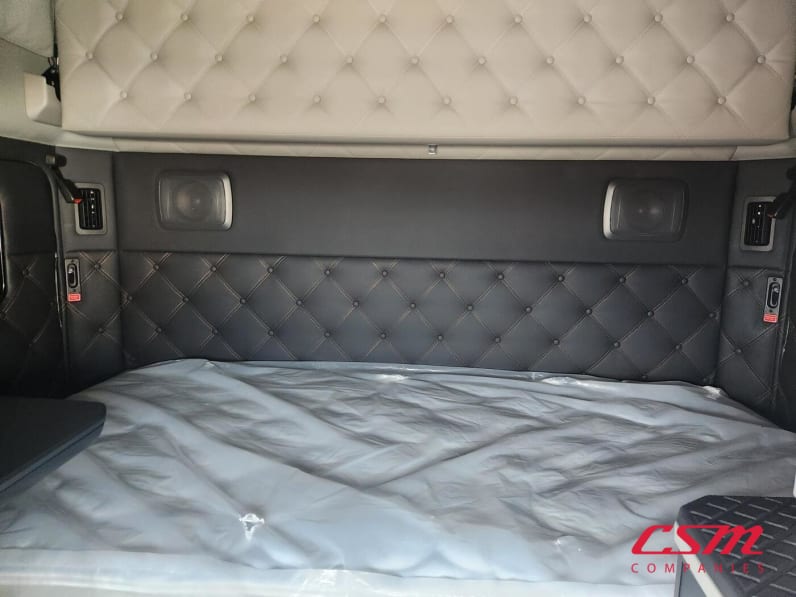 Interior wide sleeper view for this 2026 Kenworth T680 (Stock number: TJ226462)Weeee
