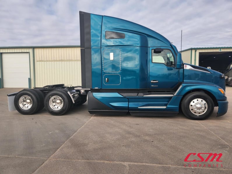 Exterior full passenger side for this 2026 Kenworth T680 (Stock number: TJ226463)Weeee