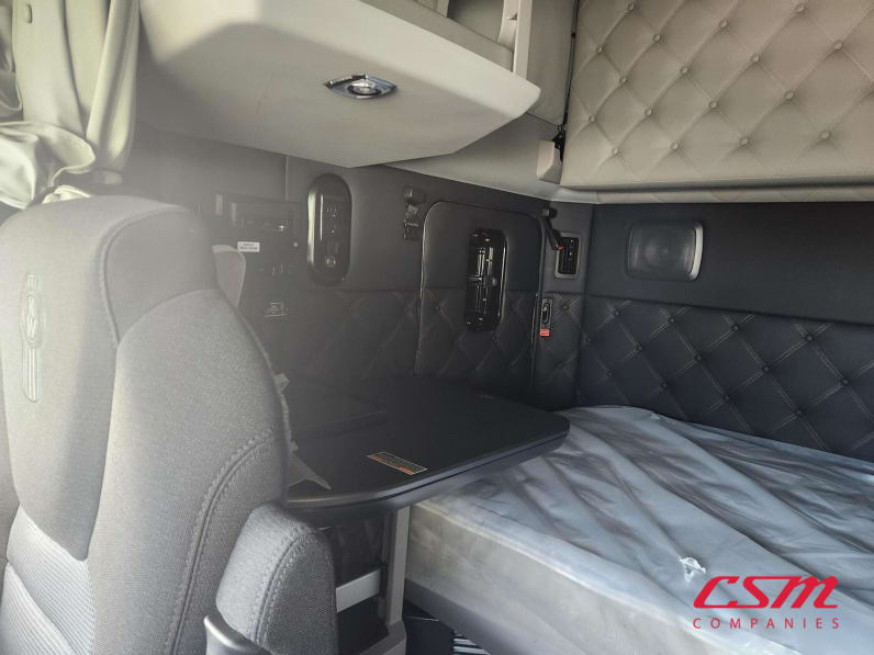 Interior passenger side sleeper for this 2026 Kenworth T680 (Stock number: TJ226463)Weeee