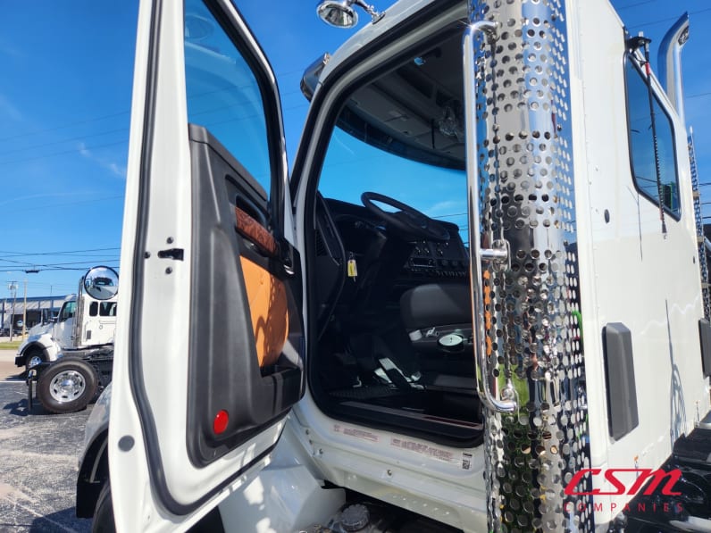 Drivers side door open for this 2026 Kenworth T880 (Stock number: TJ228105)Weeee