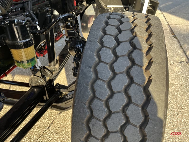 Driver side front tire tread for this 2026 Kenworth T880 (Stock number: TJ228247)Weeee