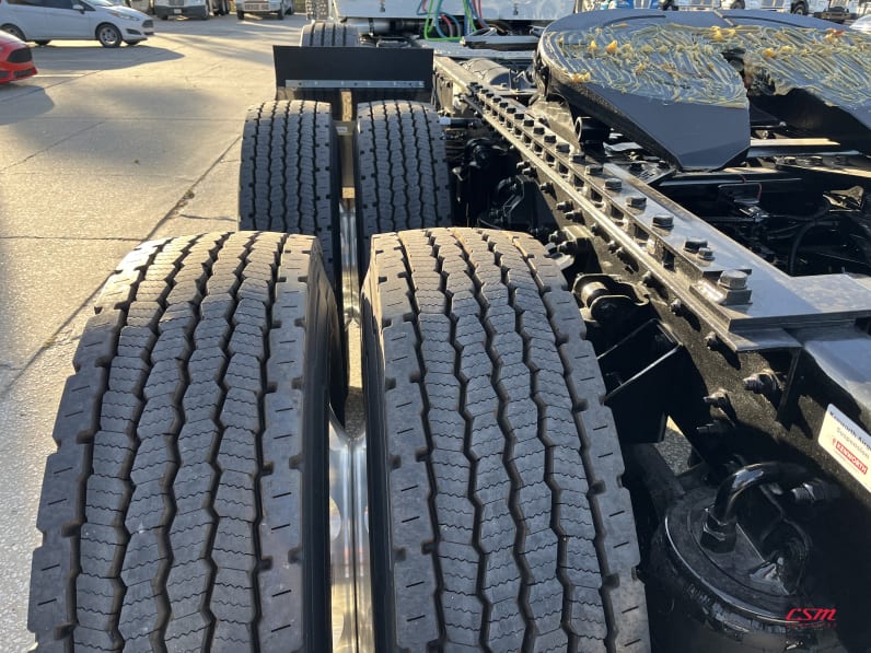 Driver side rear frame and tire tread for this 2026 Kenworth T880 (Stock number: TJ228247)Weeee