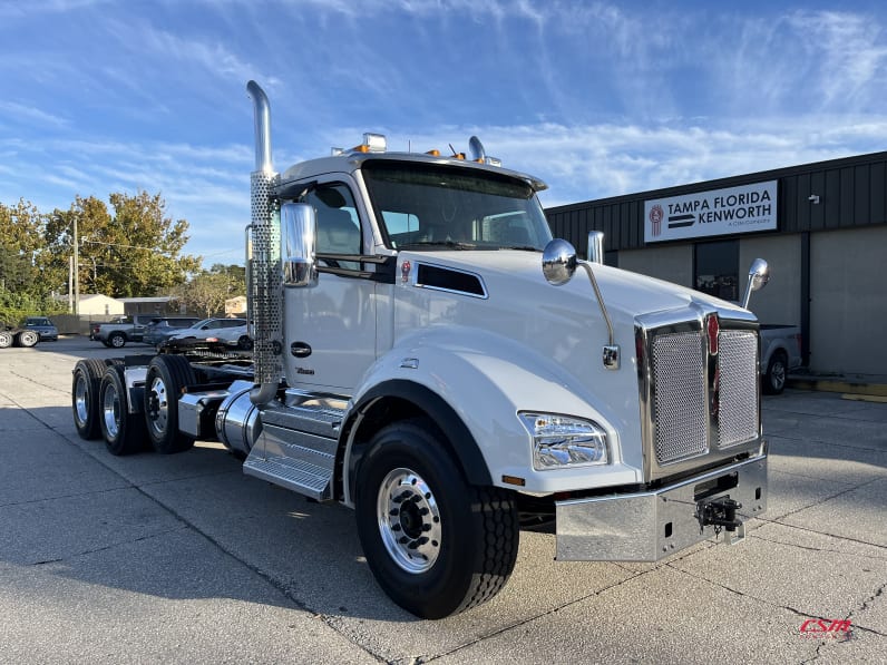 Exterior front passenger side for this 2026 Kenworth T880 (Stock number: TJ228247)Weeee