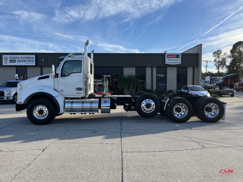 Exterior full driver side for this 2026 Kenworth T880 (Stock number: TJ228247)Weeee