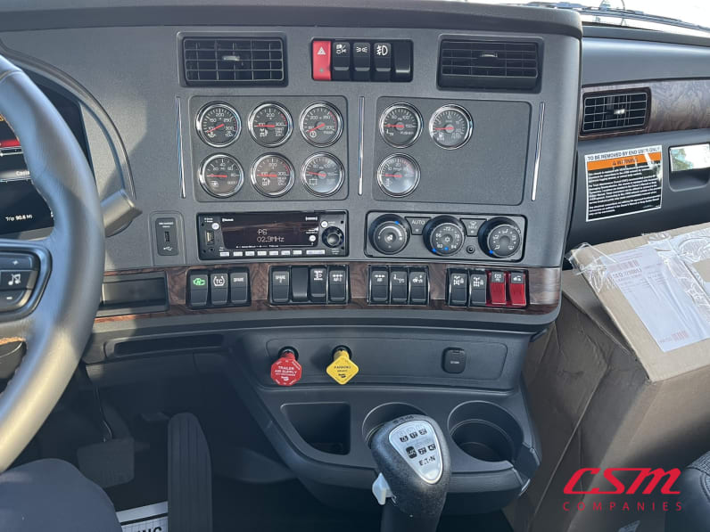 Interior radio and navigation system for this 2026 Kenworth T880 (Stock number: TJ228247)