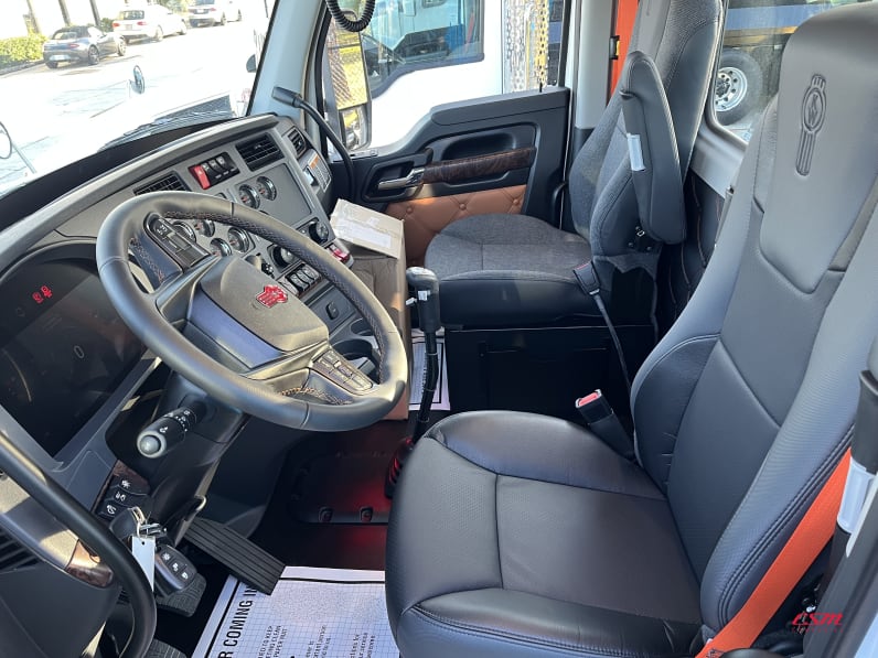 Interior seats for this 2026 Kenworth T880 (Stock number: TJ228247)Weeee
