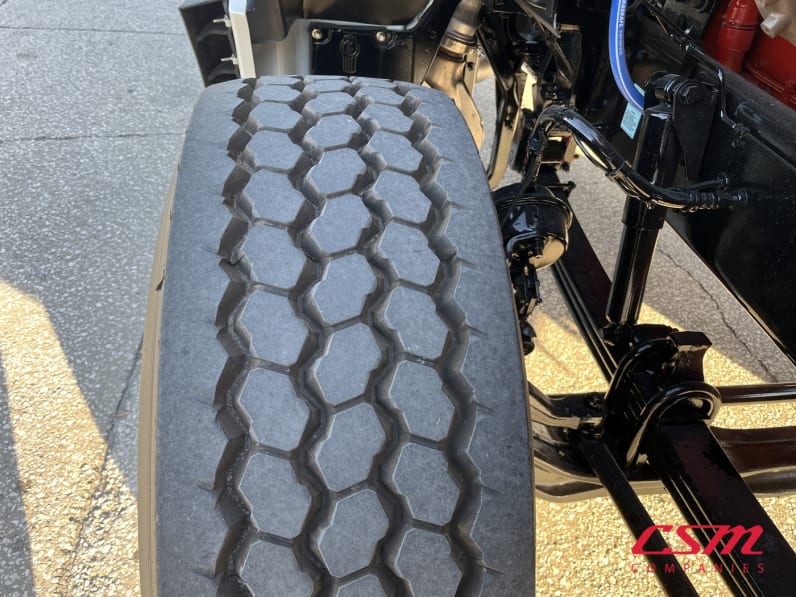 Passenger side front tire tread for this 2026 Kenworth T880 (Stock number: TJ228247)