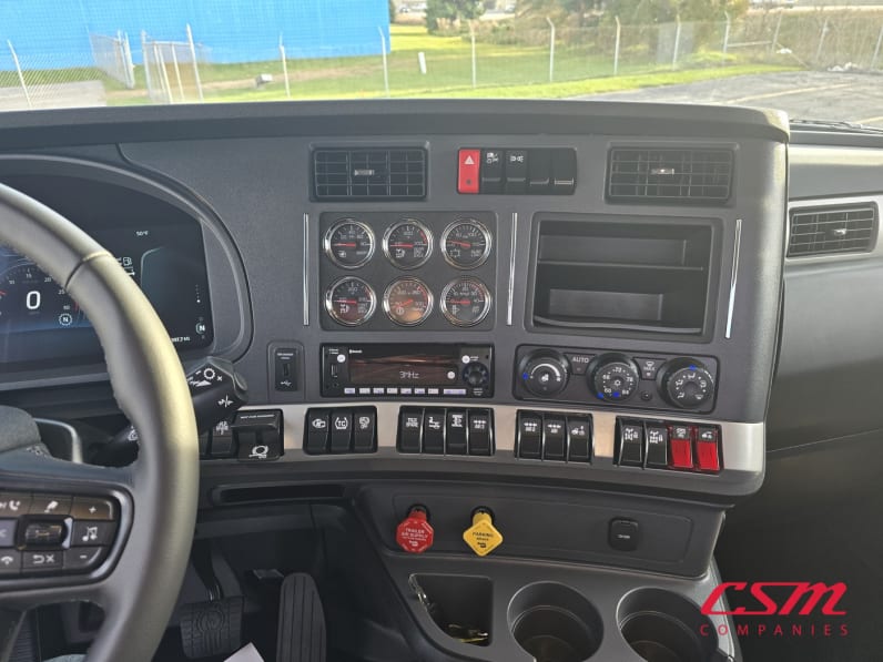 Interior radio and navigation system for this 2026 Kenworth T880 (Stock number: TJ228278)