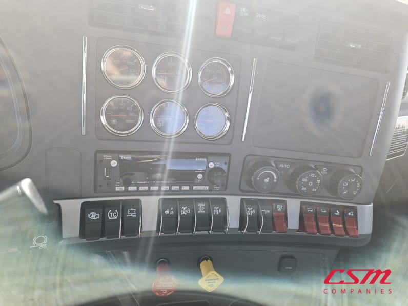 Interior radio and navigation system for this 2026 Kenworth T880 (Stock number: TJ228296)