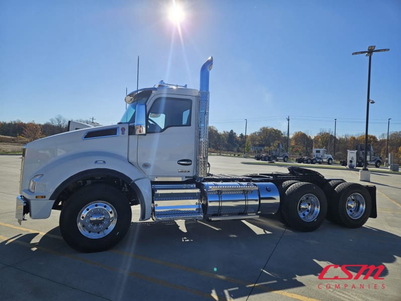 Exterior full driver side for this 2026 Kenworth T880 (Stock number: TJ228297)
