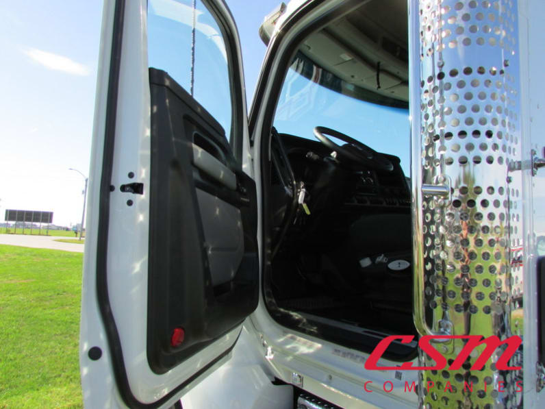 Drivers side door open for this 2026 Kenworth T880 (Stock number: TJ228394)