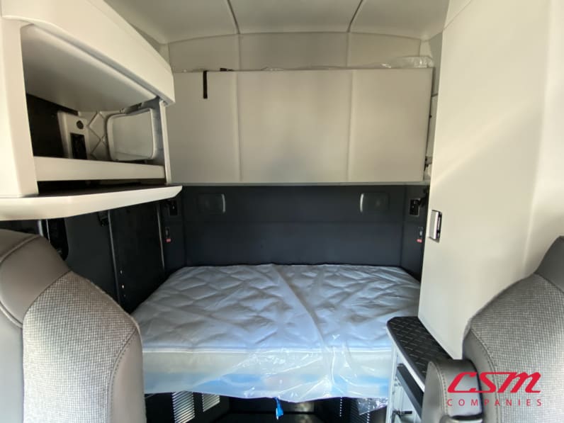 Interior wide sleeper view for this 2026 Kenworth T680 (Stock number: TJ228716)