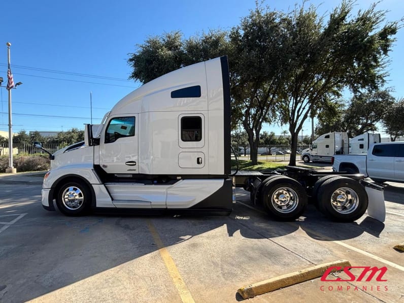 Exterior full driver side for this 2026 Kenworth T680 (Stock number: TJ228723)