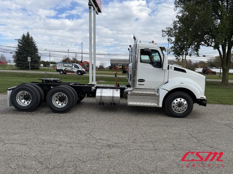 Exterior full passenger side for this 2026 Kenworth T880 (Stock number: TJ229046)Weeee