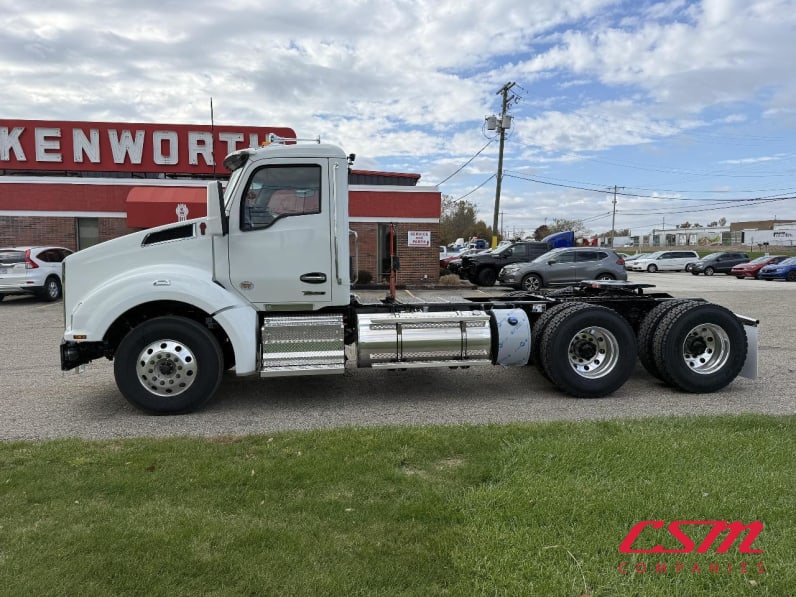 Exterior full driver side for this 2026 Kenworth T880 (Stock number: TJ229047)Weeee