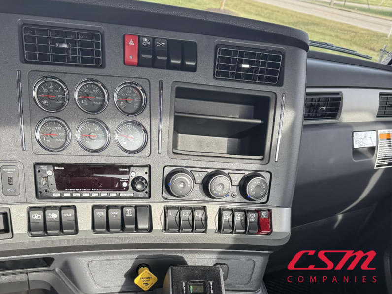 Interior radio and navigation system for this 2026 Kenworth T880 (Stock number: TJ229160)Weeee