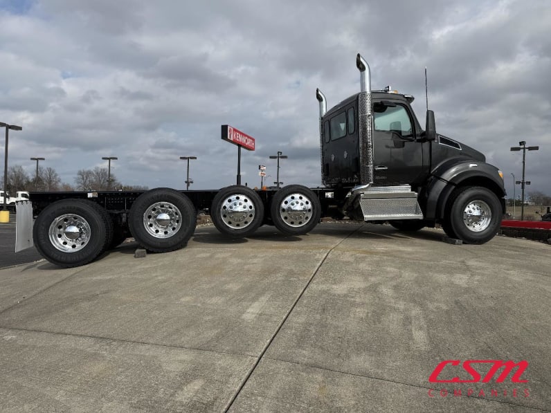 Exterior full passenger side for this 2026 Kenworth T880 (Stock number: TJ229163)Weeee