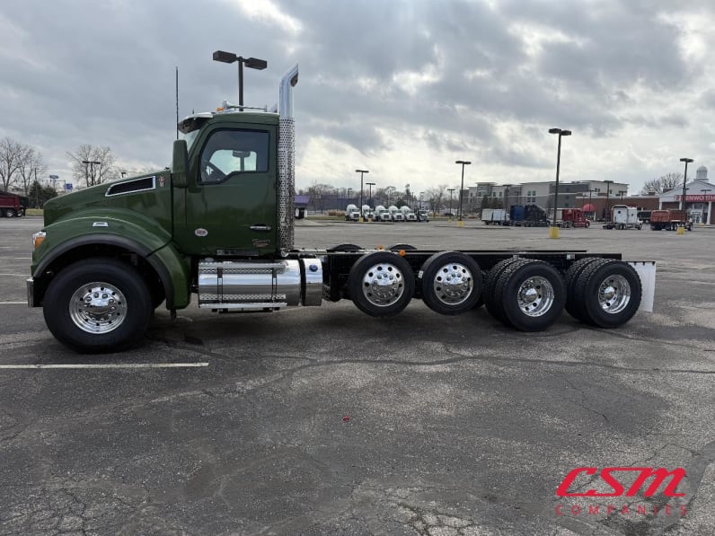 Exterior full driver side for this 2026 Kenworth T880 (Stock number: TJ229164)Weeee