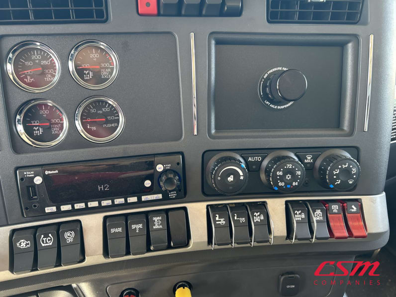 Interior radio and navigation system for this 2026 Kenworth T880S (Stock number: TJ229648)Weeee