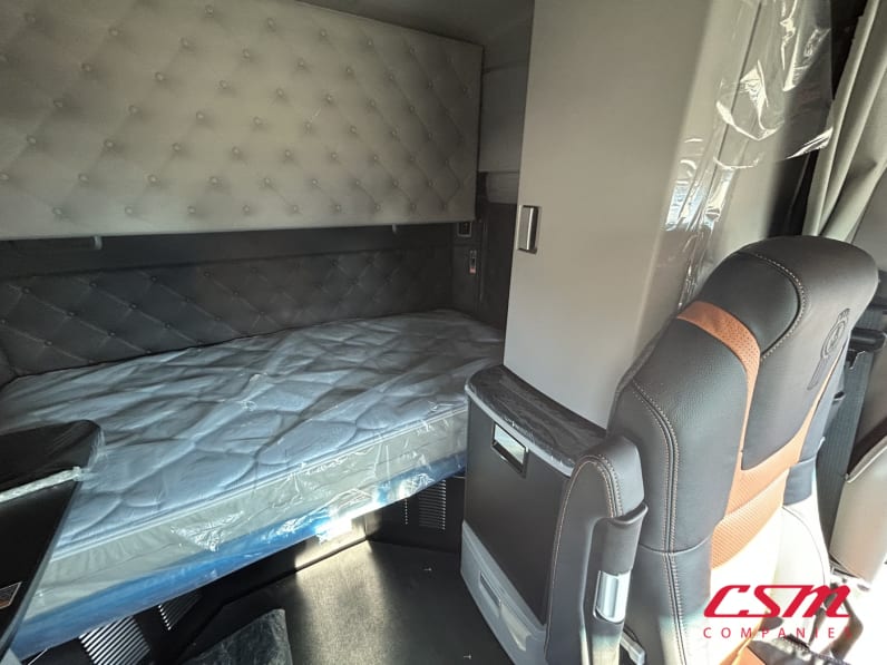 Interior driver side sleeper for this 2026 Kenworth T880 (Stock number: TJ230040)Weeee