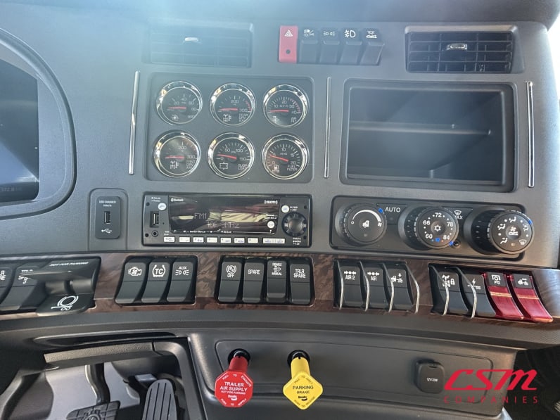 Interior radio and navigation system for this 2026 Kenworth T880 (Stock number: TJ230040)Weeee