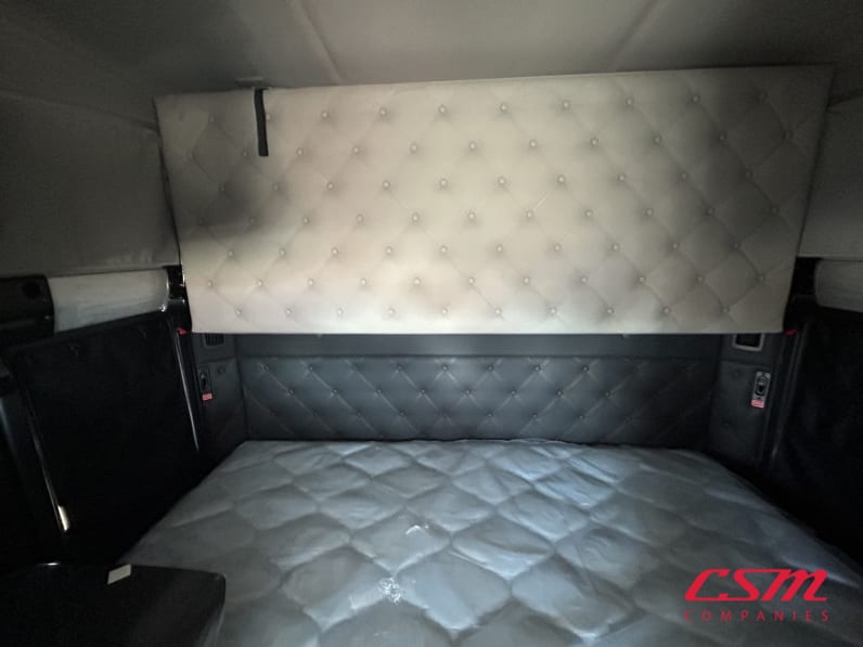 Interior wide sleeper view for this 2026 Kenworth T880 (Stock number: TJ230040)Weeee