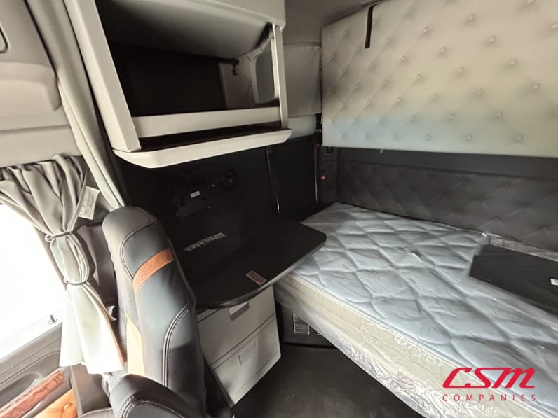 Interior passenger side sleeper for this 2026 Kenworth T880S (Stock number: TJ230040)Weeee