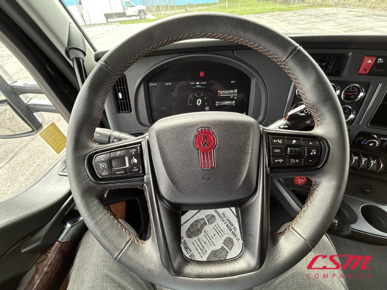 Interior steering wheel for this 2026 Kenworth T880S (Stock number: TJ230040)Weeee