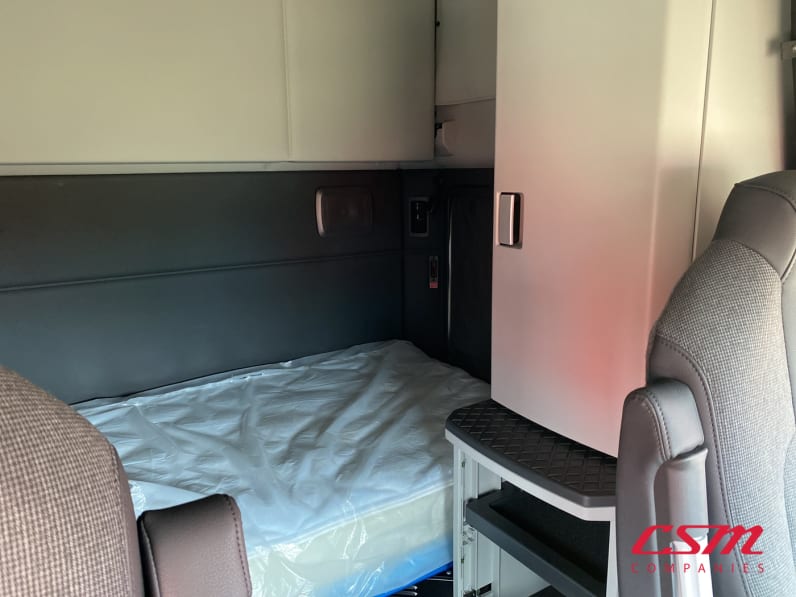 Interior driver side sleeper for this 2026 Kenworth T680 (Stock number: TJ230134)