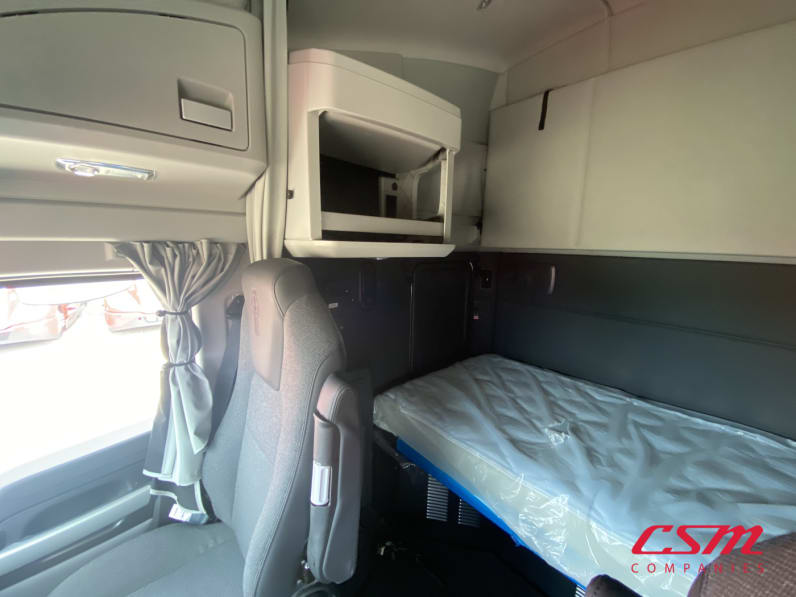 Interior passenger side sleeper for this 2026 Kenworth T680 (Stock number: TJ230134)