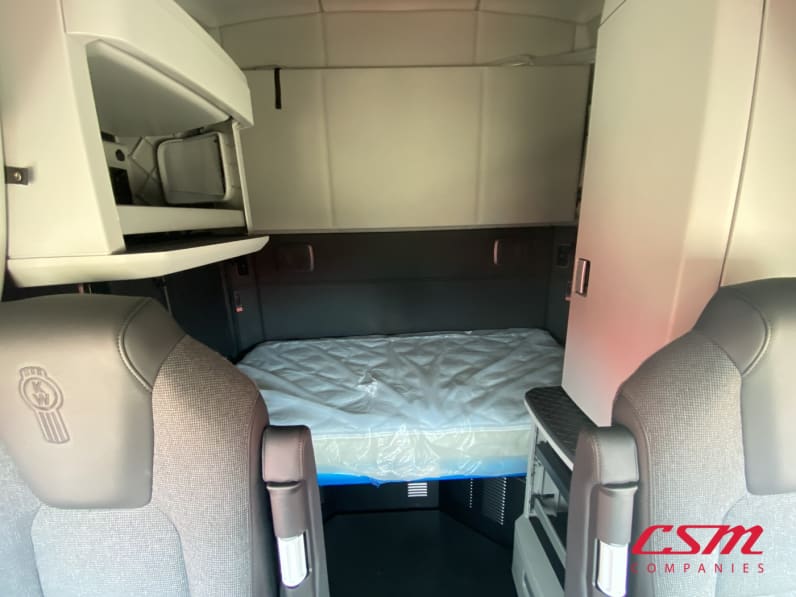 Interior wide sleeper view for this 2026 Kenworth T680 (Stock number: TJ230134)