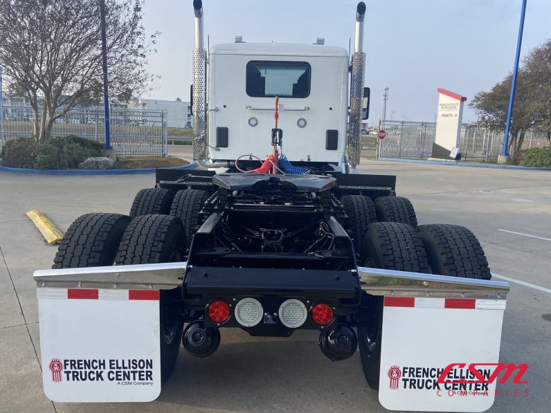 Exterior full rear view for this 2026 Kenworth T880 (Stock number: TJ230136)Weeee